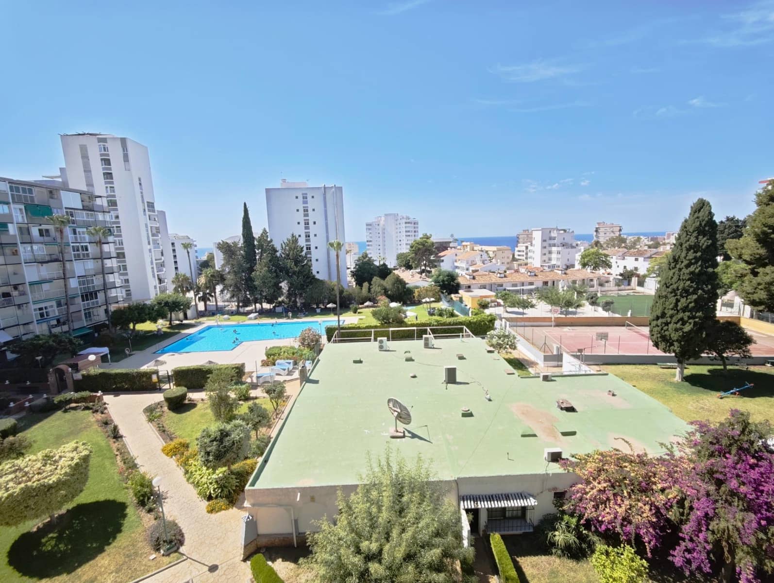 2 bedroom Apartment for sale in Benalmadena with pool - € 300,000 (Ref: 10089642)