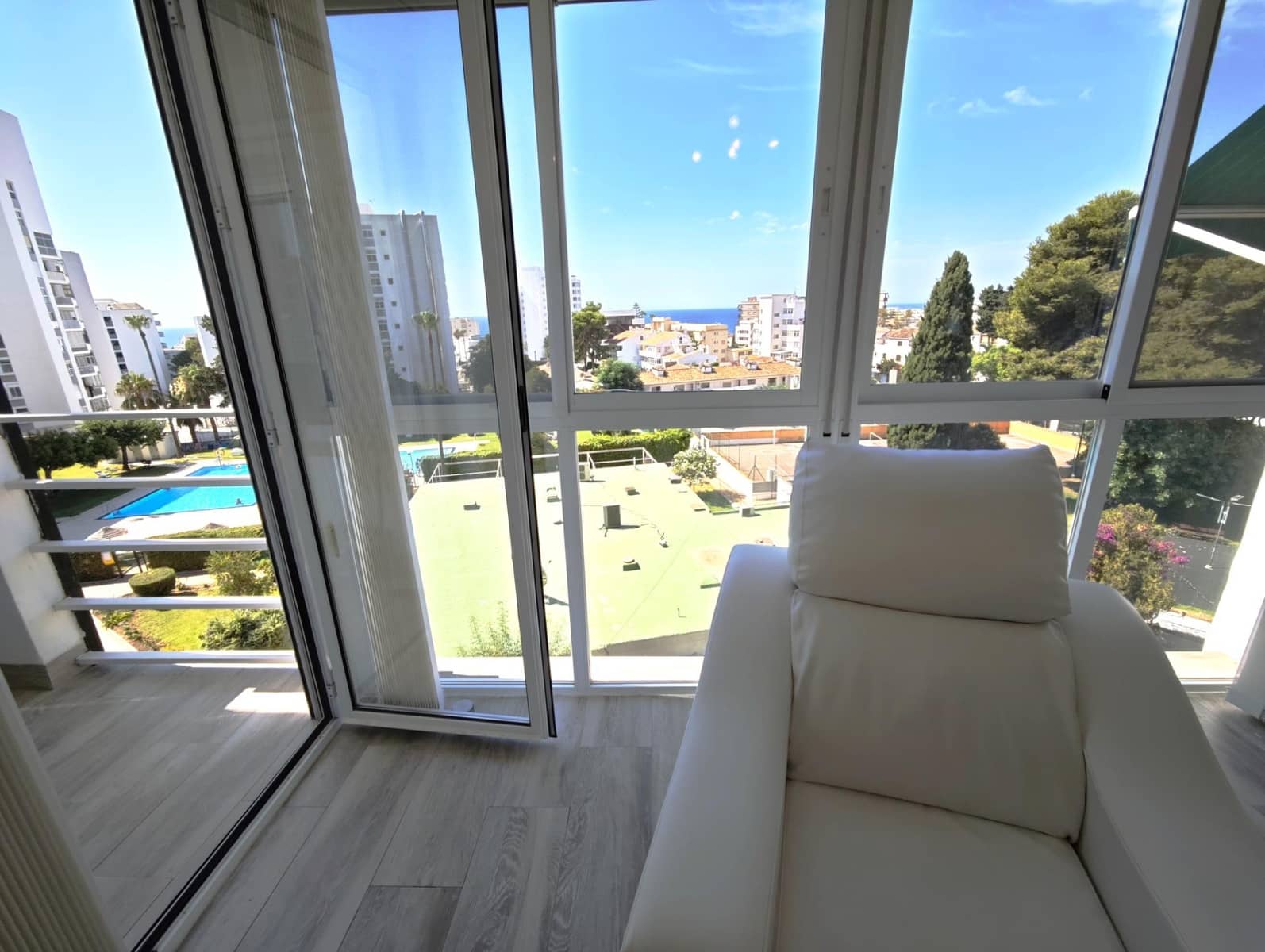2 bedroom Apartment for sale in Benalmadena with pool - € 300,000 (Ref: 10089642)