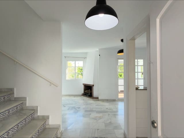 Adosado de 3 habitaciones en Zona Centro Comercial Torrequebrada, Benalmádena en venta con piscina - 380.000 € (Ref: 10098354)