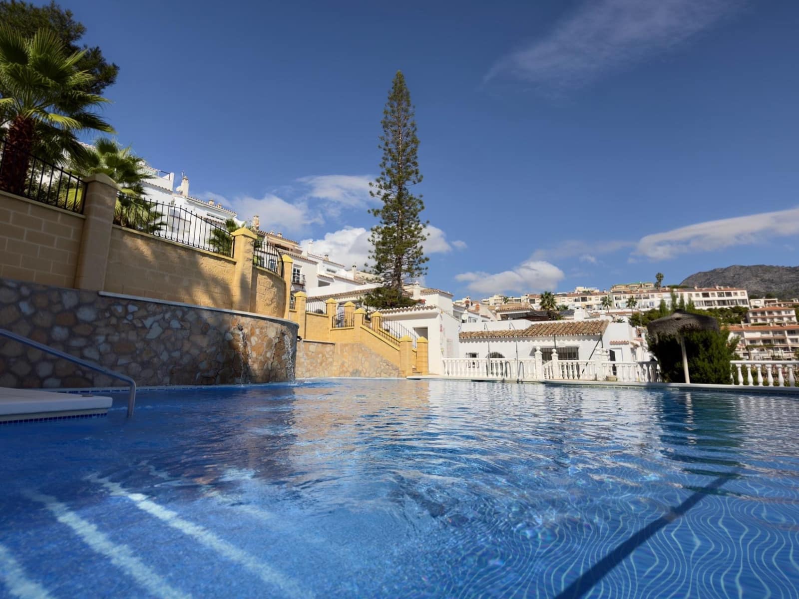 Adosado de 3 habitaciones en Torrequebrada en venta con piscina - 380.000 € (Ref: 10098354)