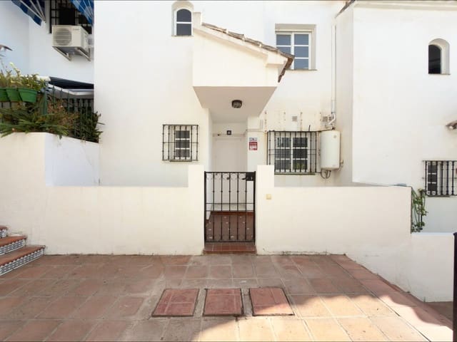 Adosado de 3 habitaciones en Zona Centro Comercial Torrequebrada, Benalmádena en venta con piscina - 380.000 € (Ref: 10098354)