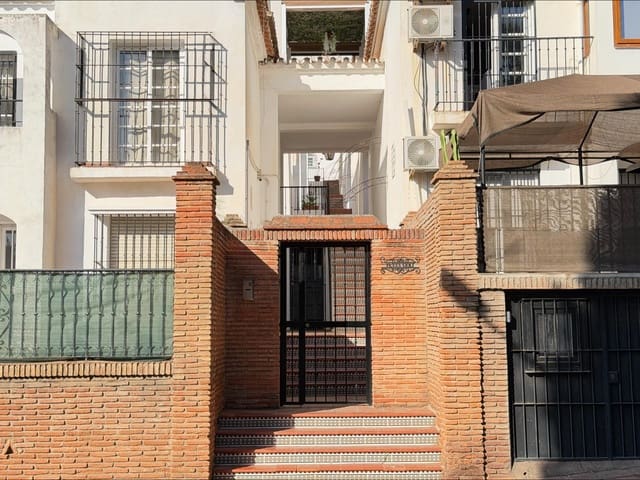 Adosado de 3 habitaciones en Zona Centro Comercial Torrequebrada, Benalmádena en venta con piscina - 380.000 € (Ref: 10098354)