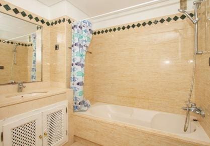 2 soveværelse Lejlighed til salg i La Mairena med swimmingpool garage - € 365.000 (Ref: 10159635)