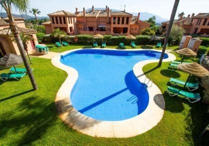 2 soveværelse Lejlighed til salg i La Mairena med swimmingpool garage - € 365.000 (Ref: 10159635)