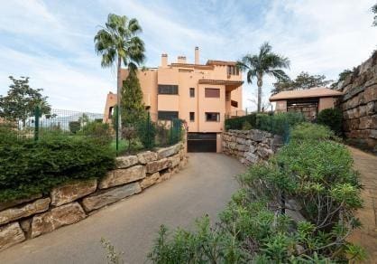 2 soveværelse Lejlighed til salg i La Mairena med swimmingpool garage - € 339.000 (Ref: 10159636)