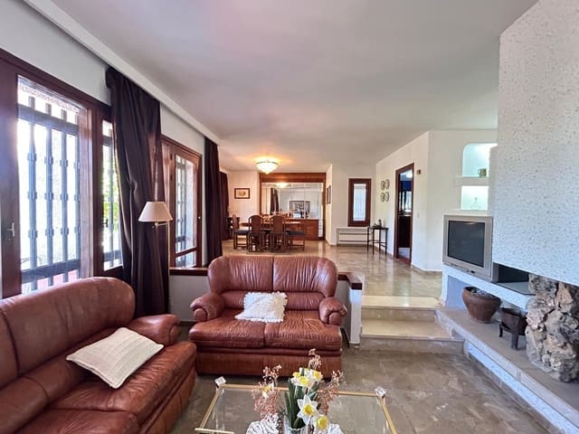 4 sypialnia Willa na sprzedaż w Villanueva del Rosario z basenem garażem - 450 000 € (Ref: 8429673)