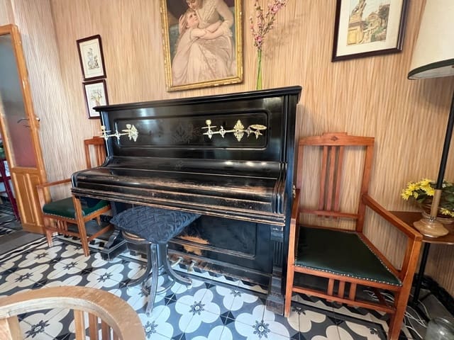 6 bedroom Villa for sale in Ubeda - € 360,000 (Ref: 8429684)