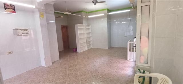 Commercieel te huur in El Torcal, Málaga stad - € 900 (Ref: 8597295)