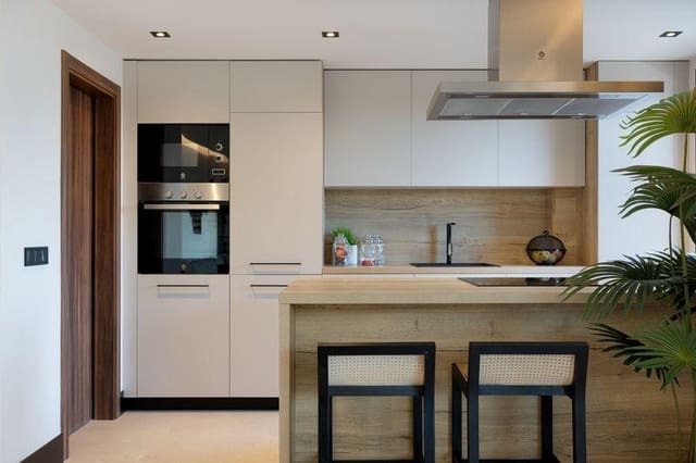 3 sypialnia Penthouse na sprzedaż w Nueva Andalucia, Marbella z basenem garażem - 950 000 € (Ref: 8834619)