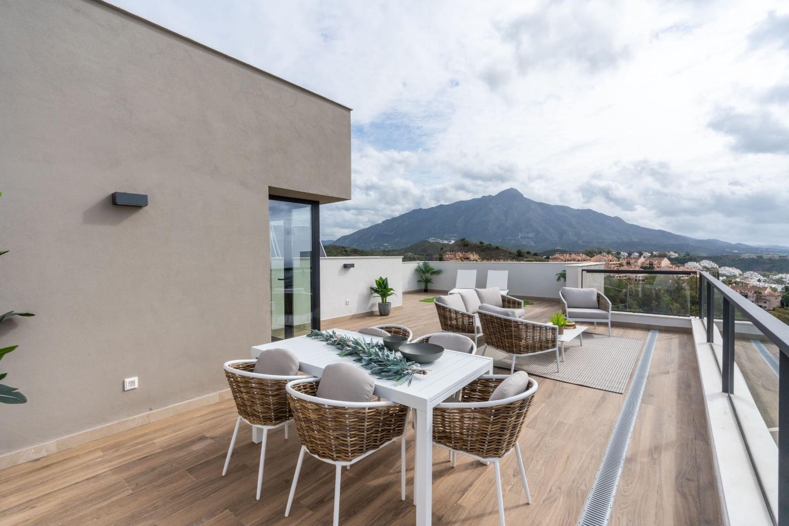 3 sypialnia Penthouse na sprzedaż w Nueva Andalucia z basenem garażem - 950 000 € (Ref: 8834619)