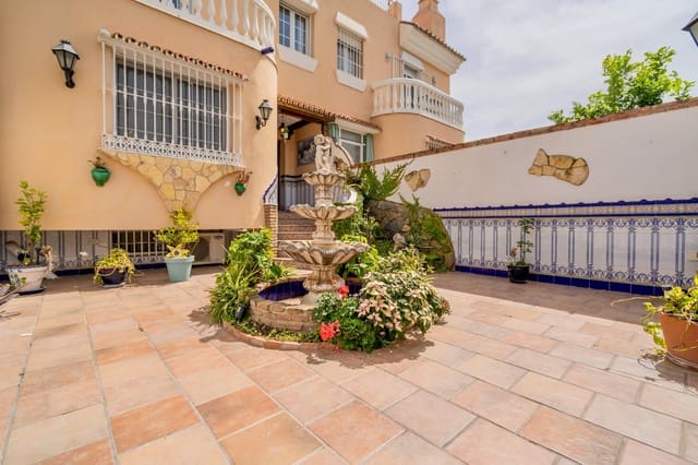 4 soveværelse Rækkehus til salg i Guadalmar, Málaga by med swimmingpool garage - € 499.000 (Ref: 8905627)