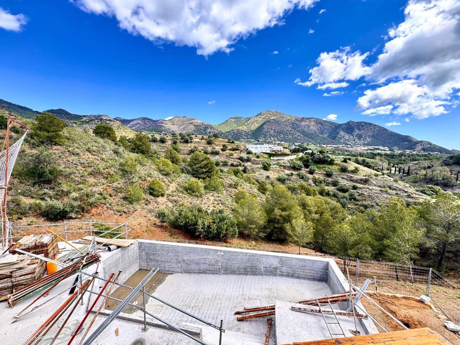 4 makuuhuone Huvila myytävänä paikassa Mijas mukana uima-altaan - 1 850 000 € (Ref: 8982570)