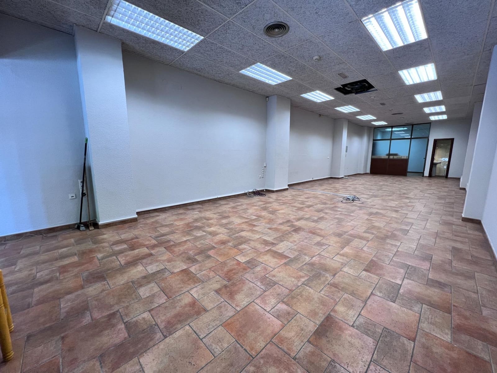 Commercieel te huur in Malaga stad - € 1.400 (Ref: 9085470)