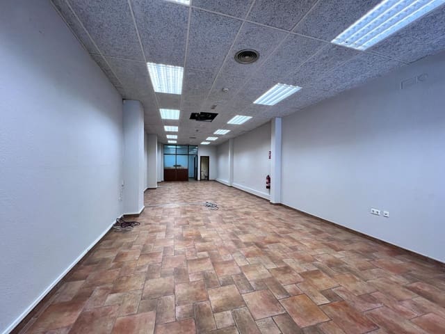 Commercieel te huur in Cruz de Humilladero, Málaga stad - € 1.400 (Ref: 9085470)
