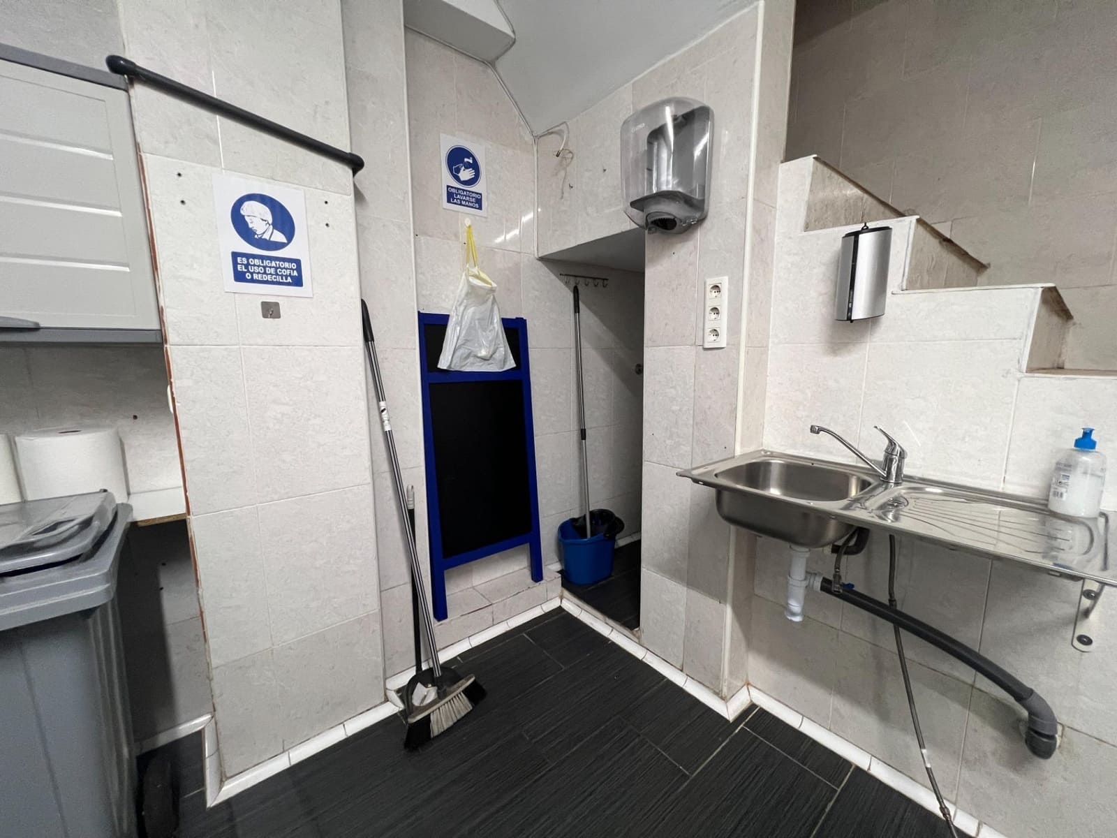 Commercial for rent in Malaga city - € 700 (Ref: 9132584)