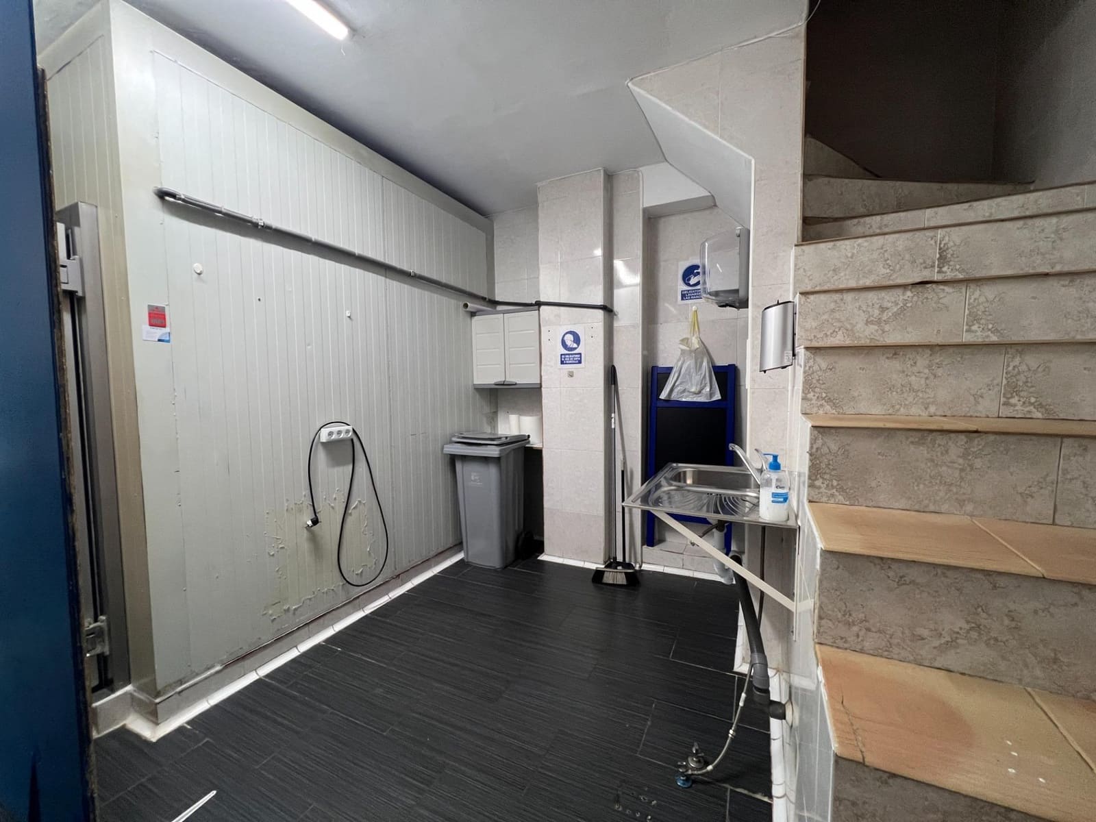 Commercial for rent in Malaga city - € 700 (Ref: 9132584)