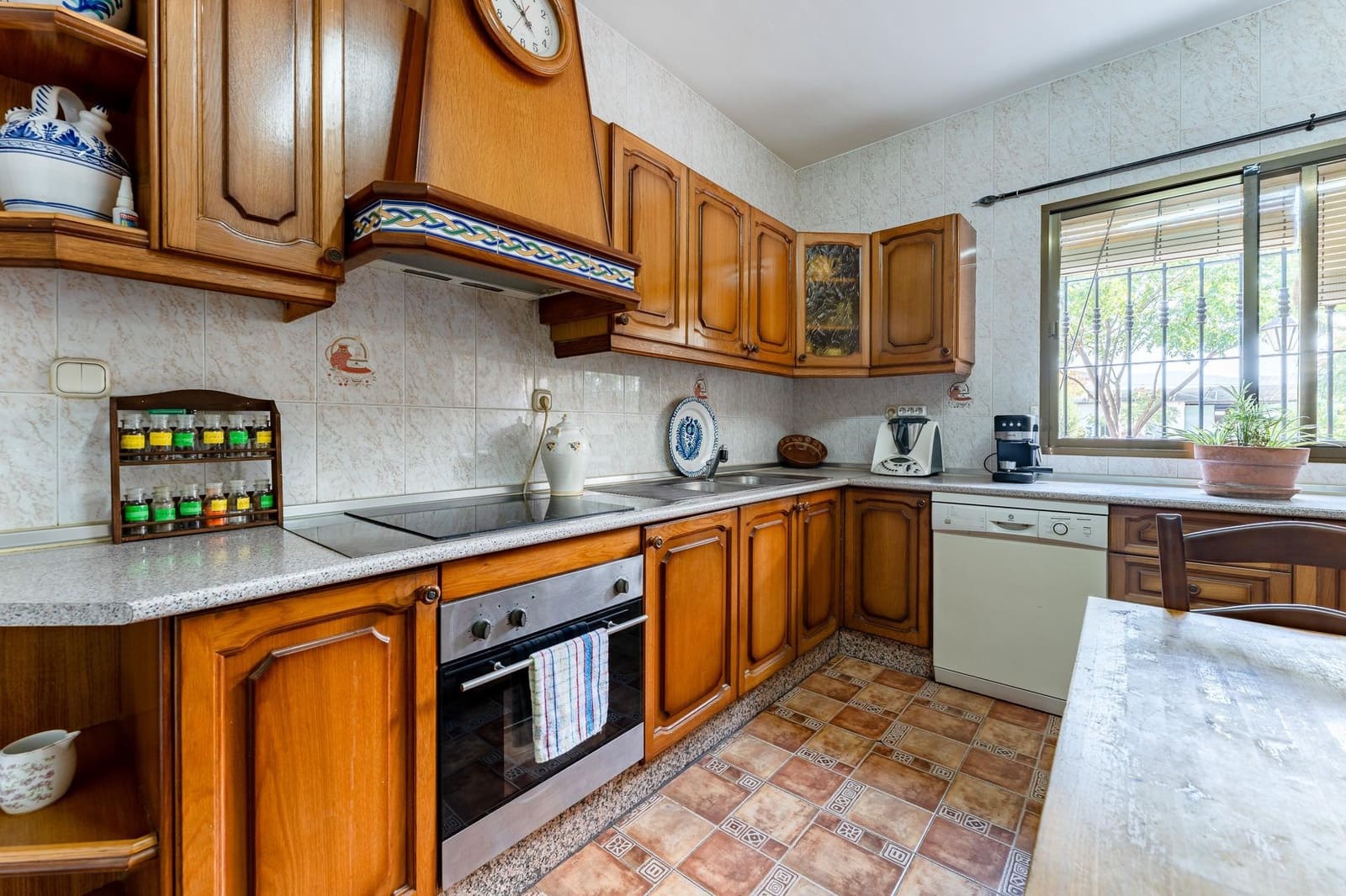 5 bedroom Villa for sale in Antequera with pool garage - € 340,000 (Ref: 9269974)