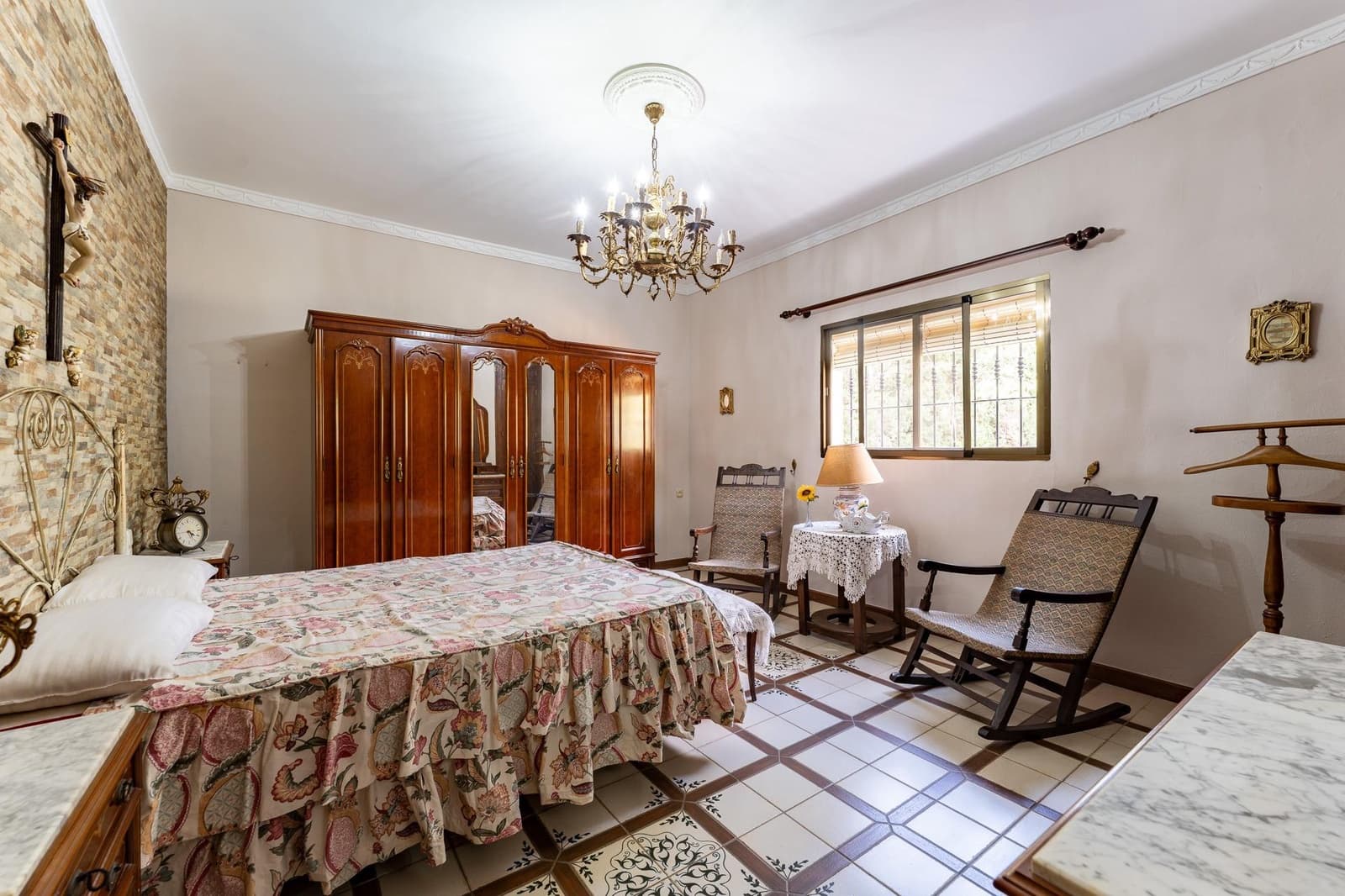 5 bedroom Villa for sale in Antequera with pool garage - € 340,000 (Ref: 9269974)