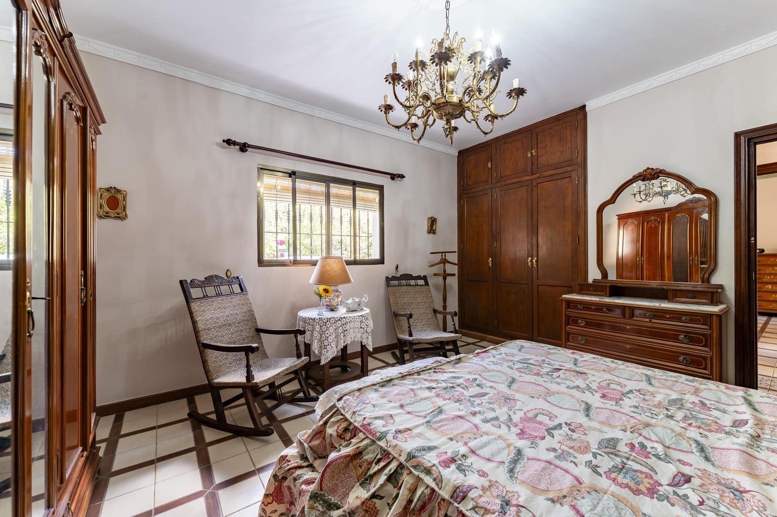 5 bedroom Villa for sale in Antequera with pool garage - € 340,000 (Ref: 9269974)