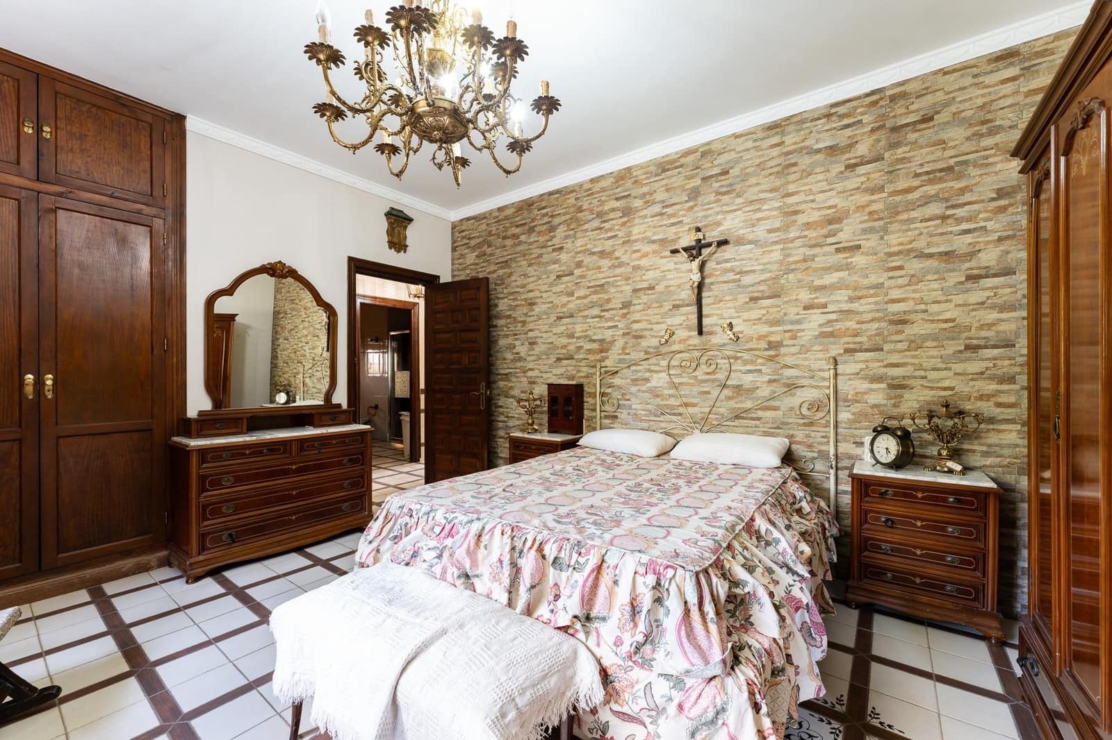 5 bedroom Villa for sale in Antequera with pool garage - € 340,000 (Ref: 9269974)