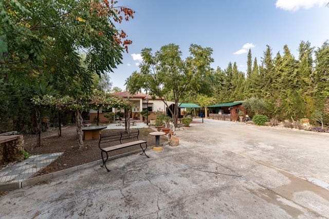 5 bedroom Villa for sale in Antequera with pool garage - € 330,000 (Ref: 9269974)