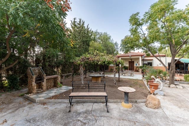 5 bedroom Villa for sale in Antequera with pool garage - € 330,000 (Ref: 9269974)