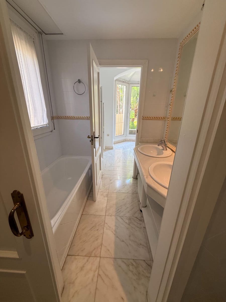 4 soverom Leilighet til salgs i Malaga by med svømmebasseng garasje - € 1 500 000 (Ref: 9311118)