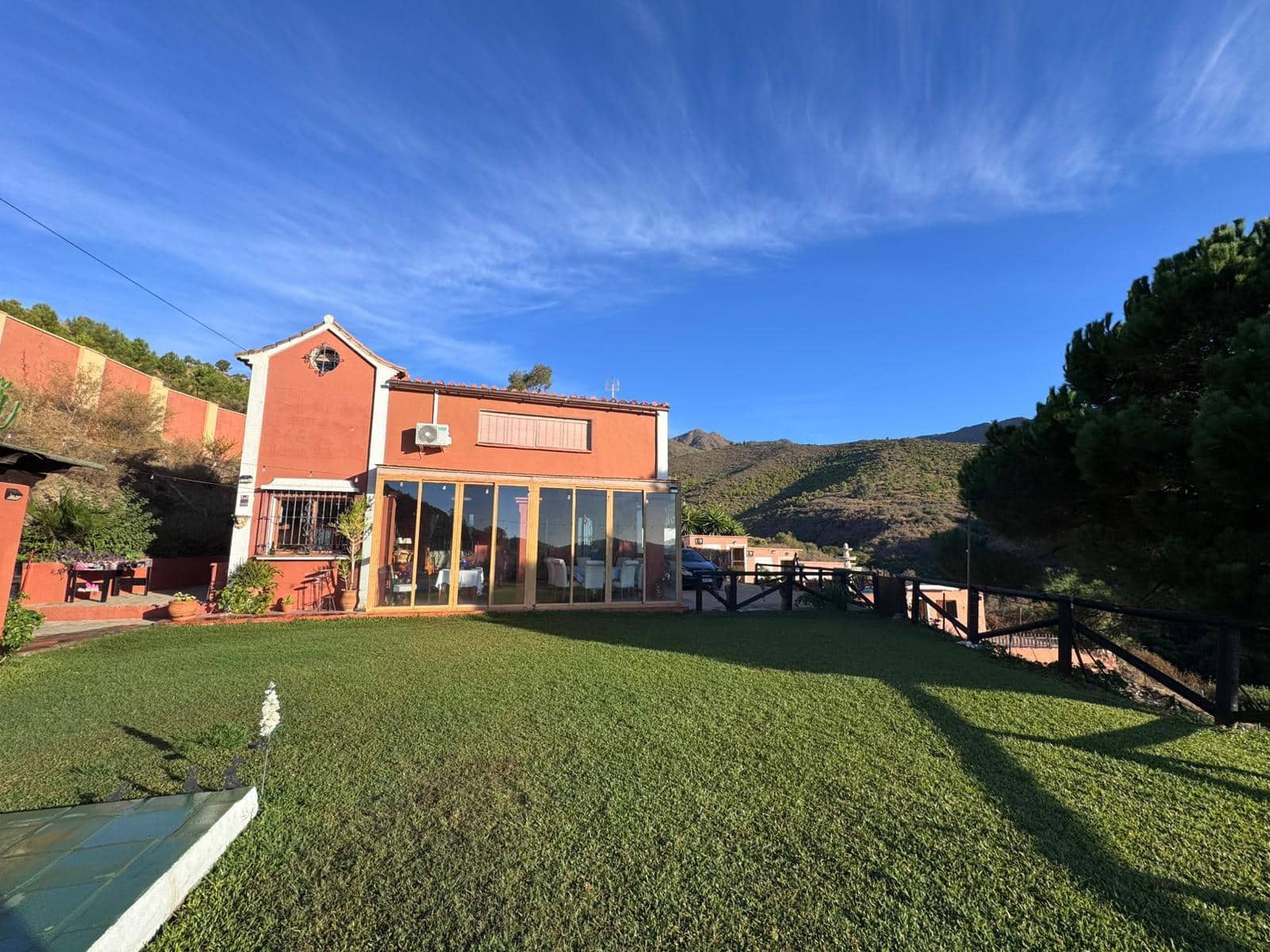 Chalet de 9 habitaciones en Ojen en venta - 470.000 € (Ref: 9344996)