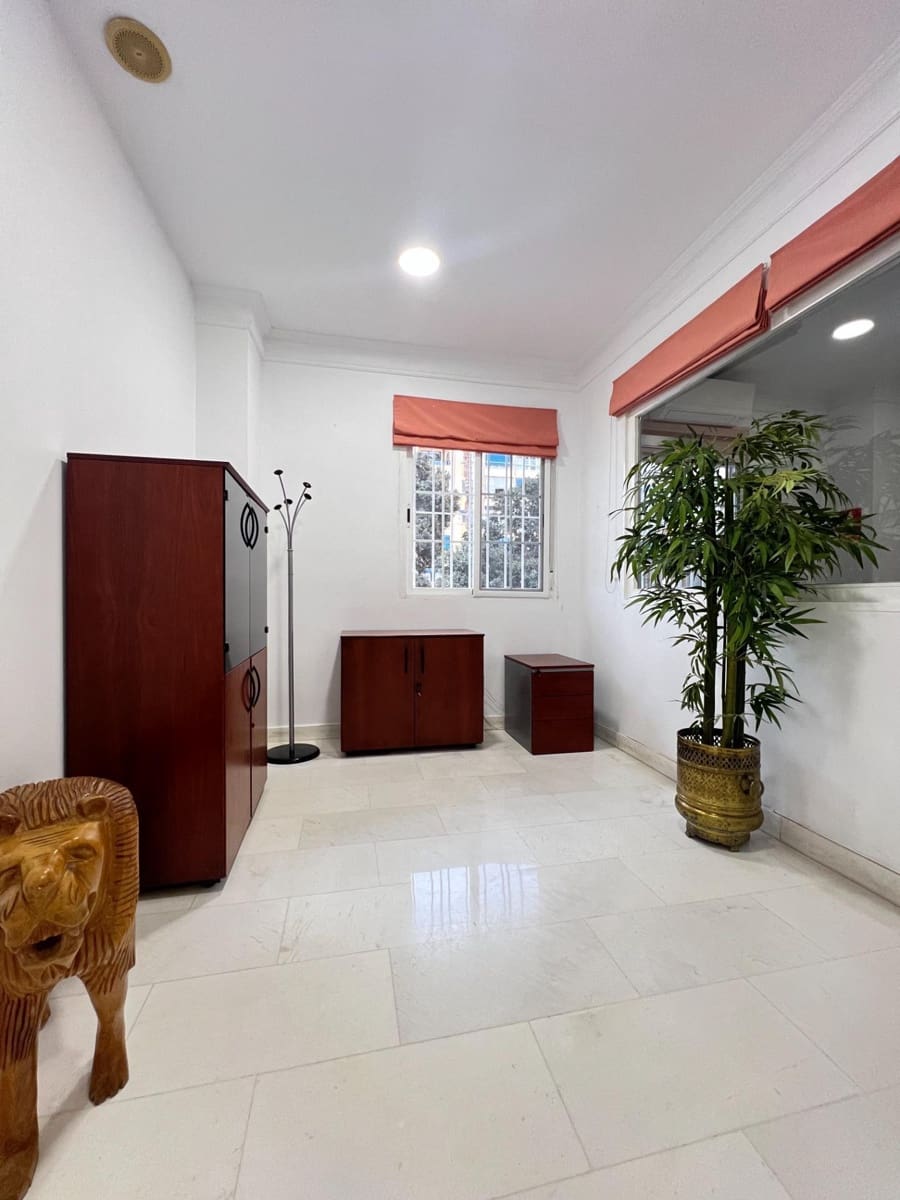 Kontor til leie i Malaga by - € 1 100 (Ref: 9446629)
