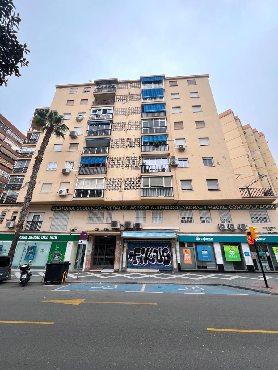 Kontor til leie i Malaga by - € 1 100 (Ref: 9446629)