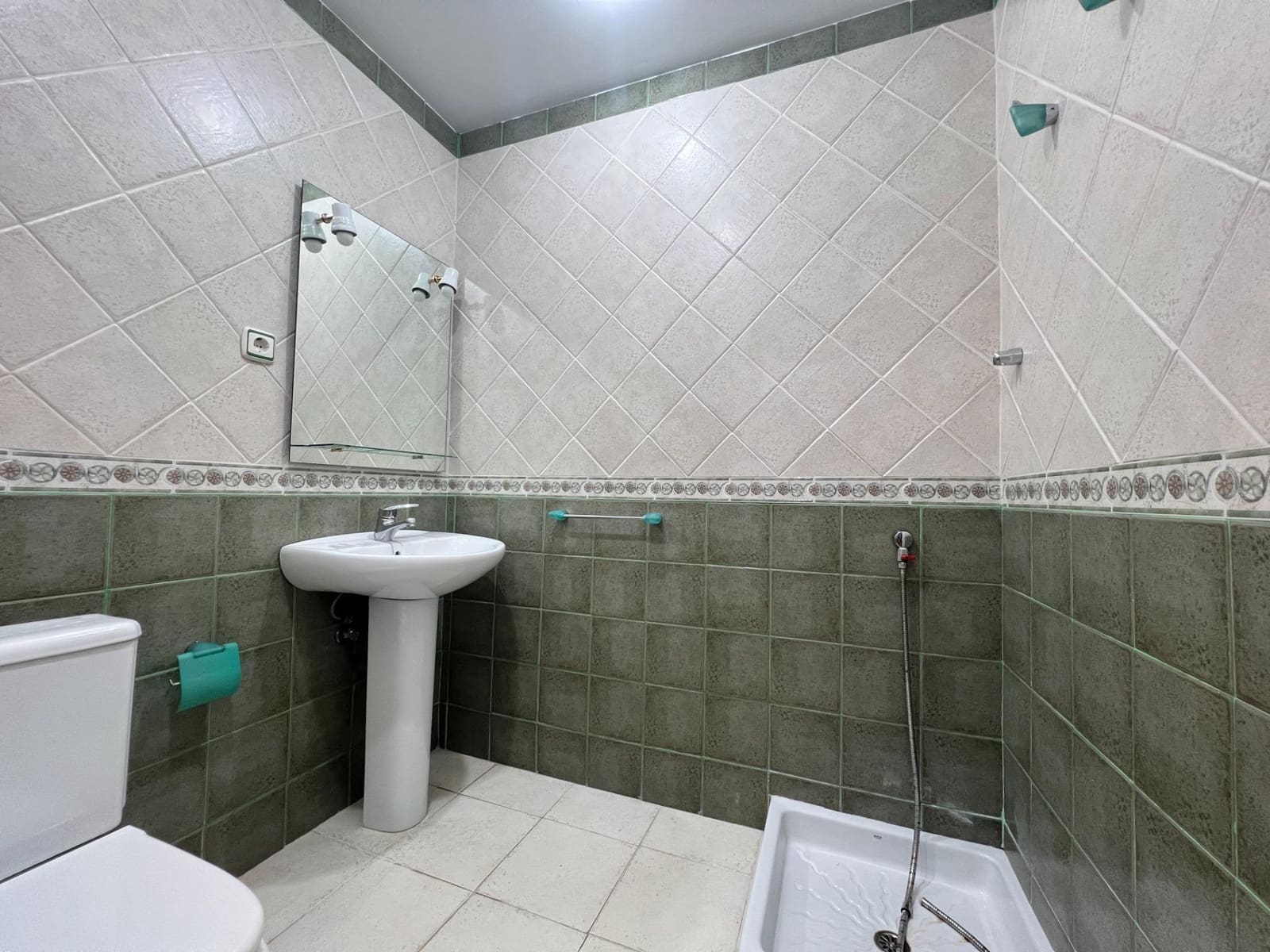 Kontor til leie i Malaga by - € 1 100 (Ref: 9446629)