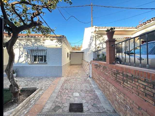 Villa/Maison de 3 chambres à louer à Malaga ville avec garage - 1 300 € (Ref: 9446630)
