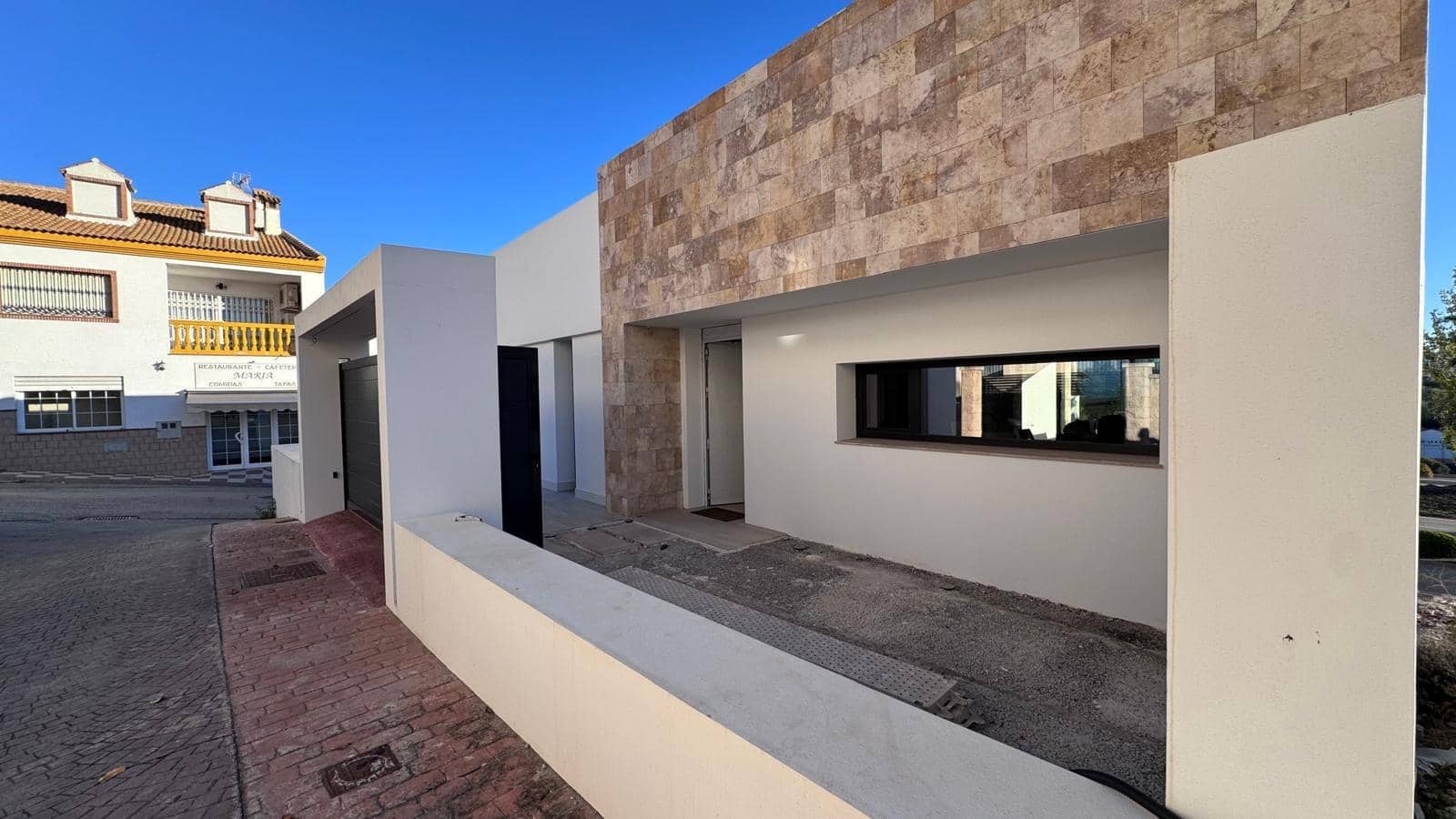 4 bedroom Villa for sale in Colmenar with garage - € 749,000 (Ref: 9491641)