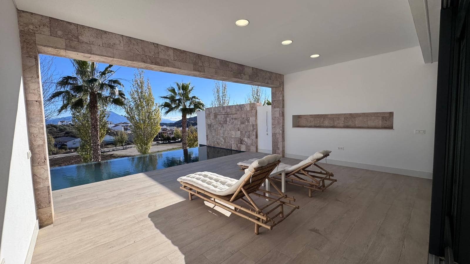 4 bedroom Villa for sale in Colmenar with garage - € 749,000 (Ref: 9491641)