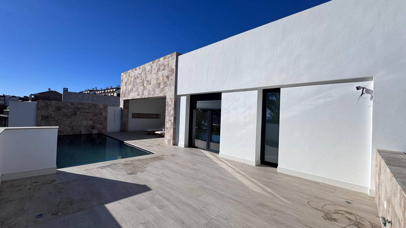 4 bedroom Villa for sale in Colmenar with garage - € 749,000 (Ref: 9491641)