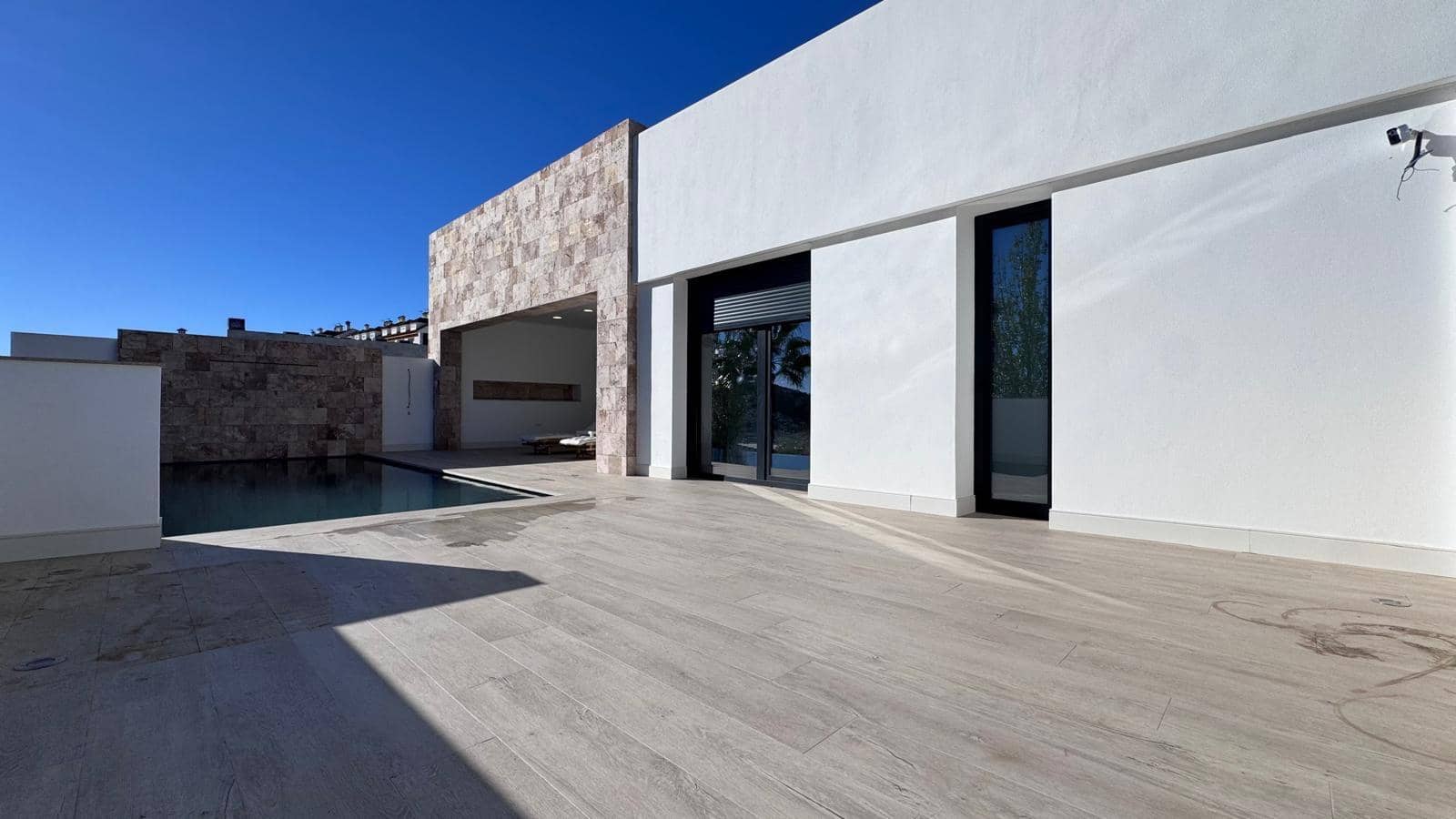 4 bedroom Villa for sale in Colmenar with garage - € 749,000 (Ref: 9491641)