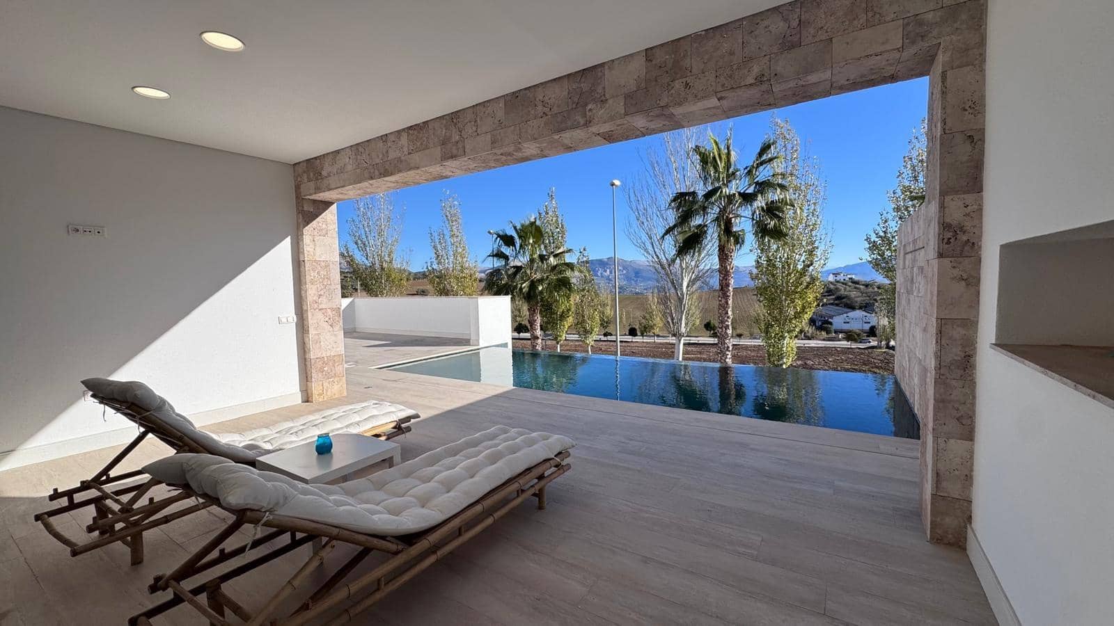 4 bedroom Villa for sale in Colmenar with garage - € 749,000 (Ref: 9491641)