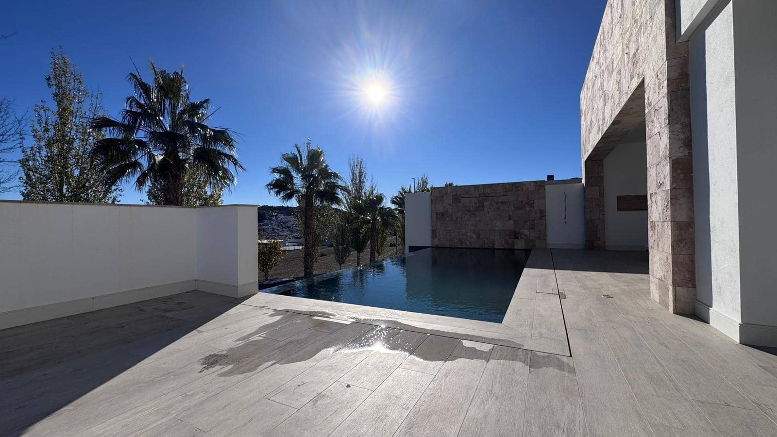 4 bedroom Villa for sale in Colmenar with garage - € 749,000 (Ref: 9491641)
