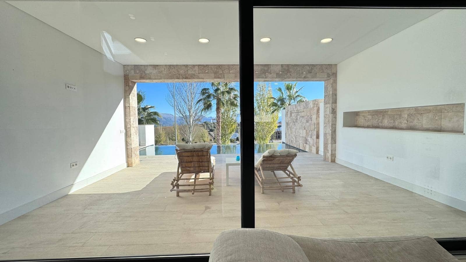 4 bedroom Villa for sale in Colmenar with garage - € 749,000 (Ref: 9491641)