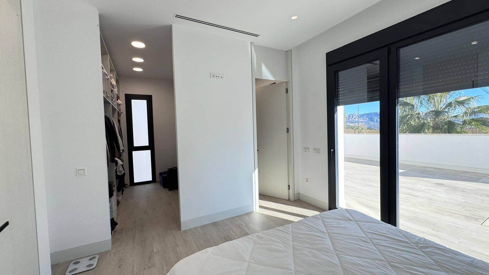 4 bedroom Villa for sale in Colmenar with garage - € 749,000 (Ref: 9491641)