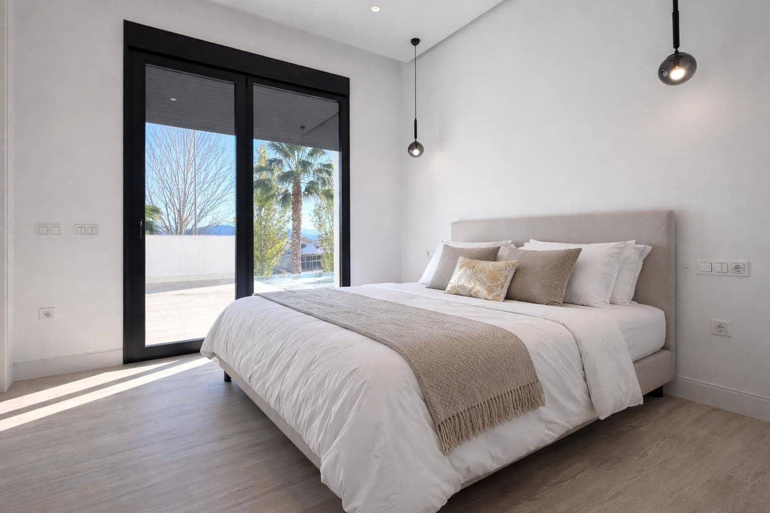 4 bedroom Villa for sale in Colmenar with garage - € 749,000 (Ref: 9491641)