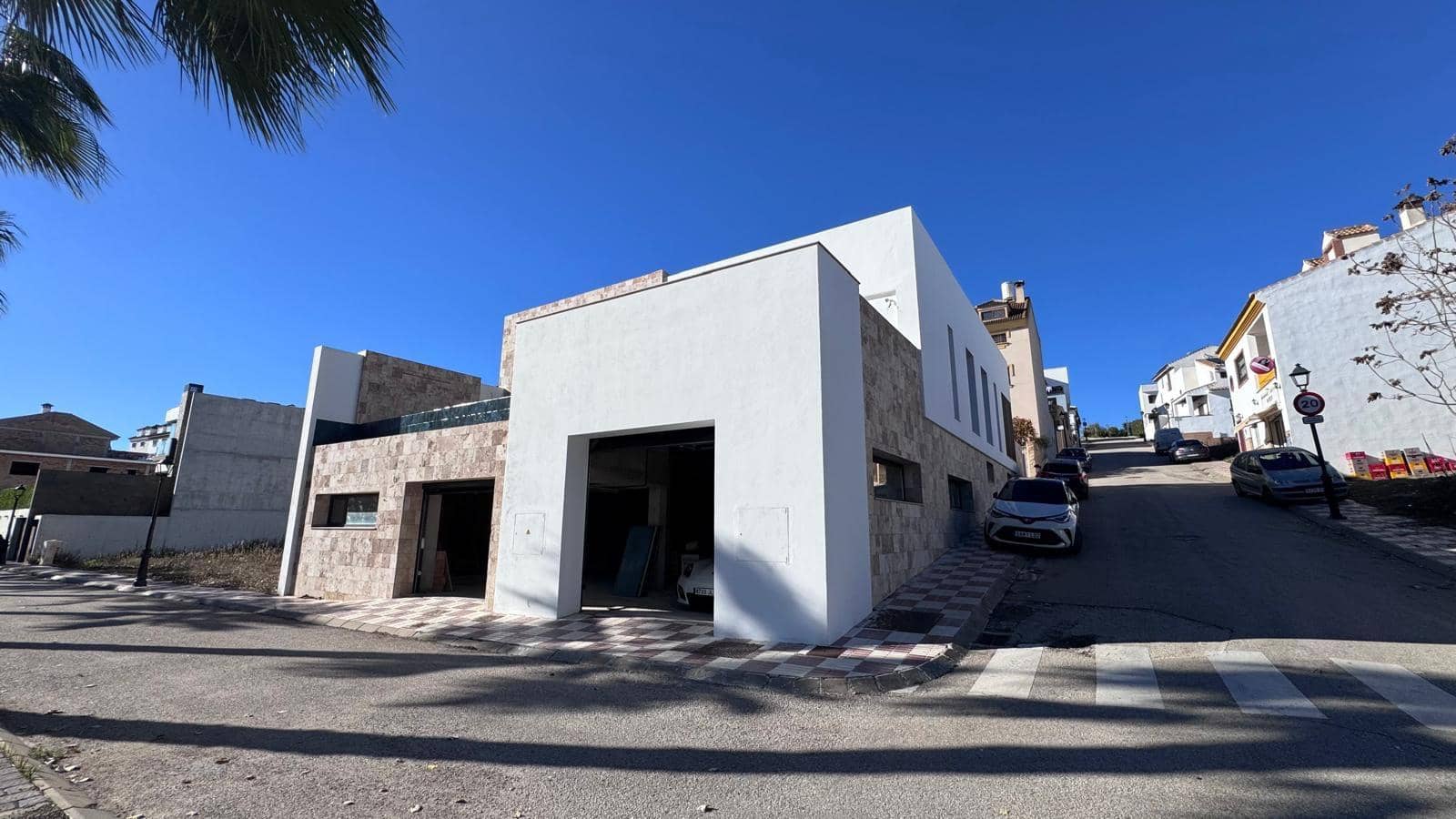 4 bedroom Villa for sale in Colmenar with garage - € 749,000 (Ref: 9491641)