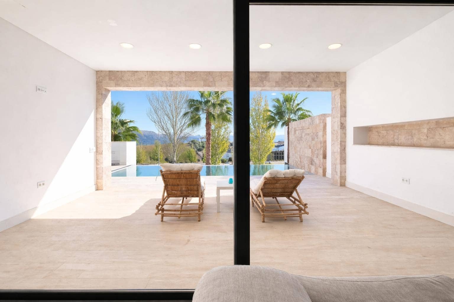 4 bedroom Villa for sale in Colmenar with garage - € 749,000 (Ref: 9491641)