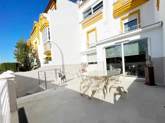 4 soverom Rekkehus til salgs i Torre del Mar, Vélez-Málaga med garasje - € 565 000 (Ref: 9496407)