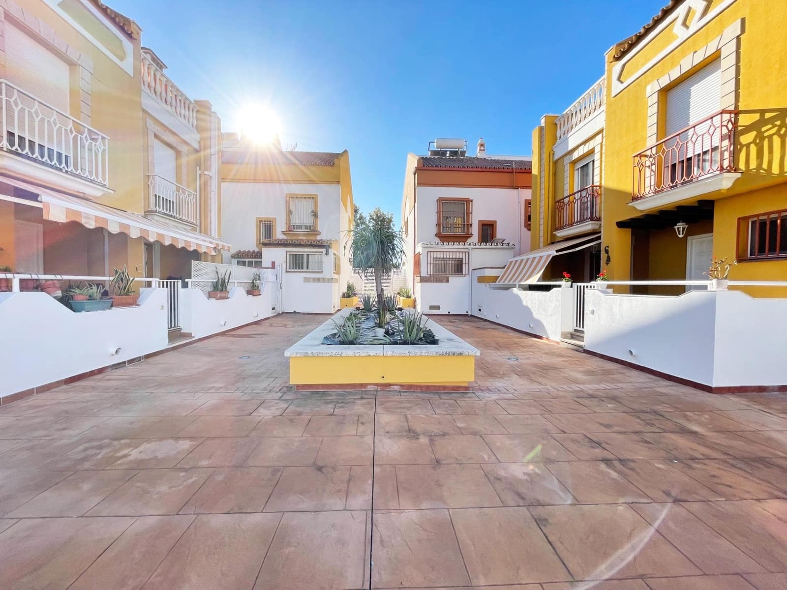 4 bedroom Terraced Villa for sale in Torre del Mar with garage - € 565,000 (Ref: 9496407)