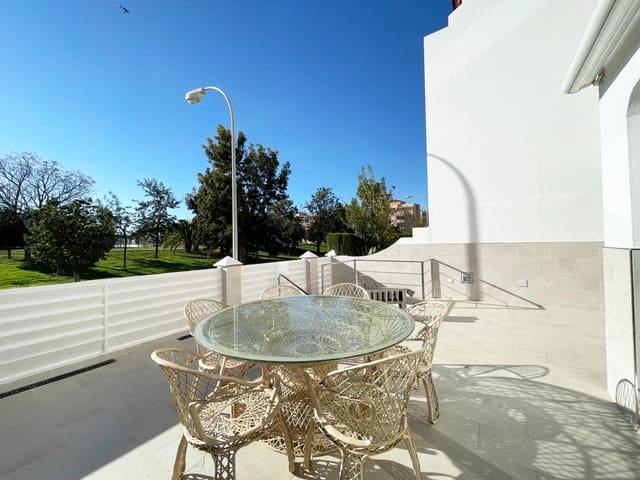 4 sypialnia Dom szeregowy na sprzedaż w Torre del Mar, Vélez-Málaga z basenem garażem - 565 000 € (Ref: 9496407)