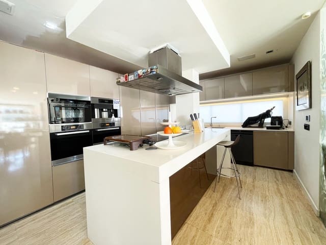 4 sypialnia Dom szeregowy na sprzedaż w Torre del Mar, Vélez-Málaga z basenem garażem - 565 000 € (Ref: 9496407)