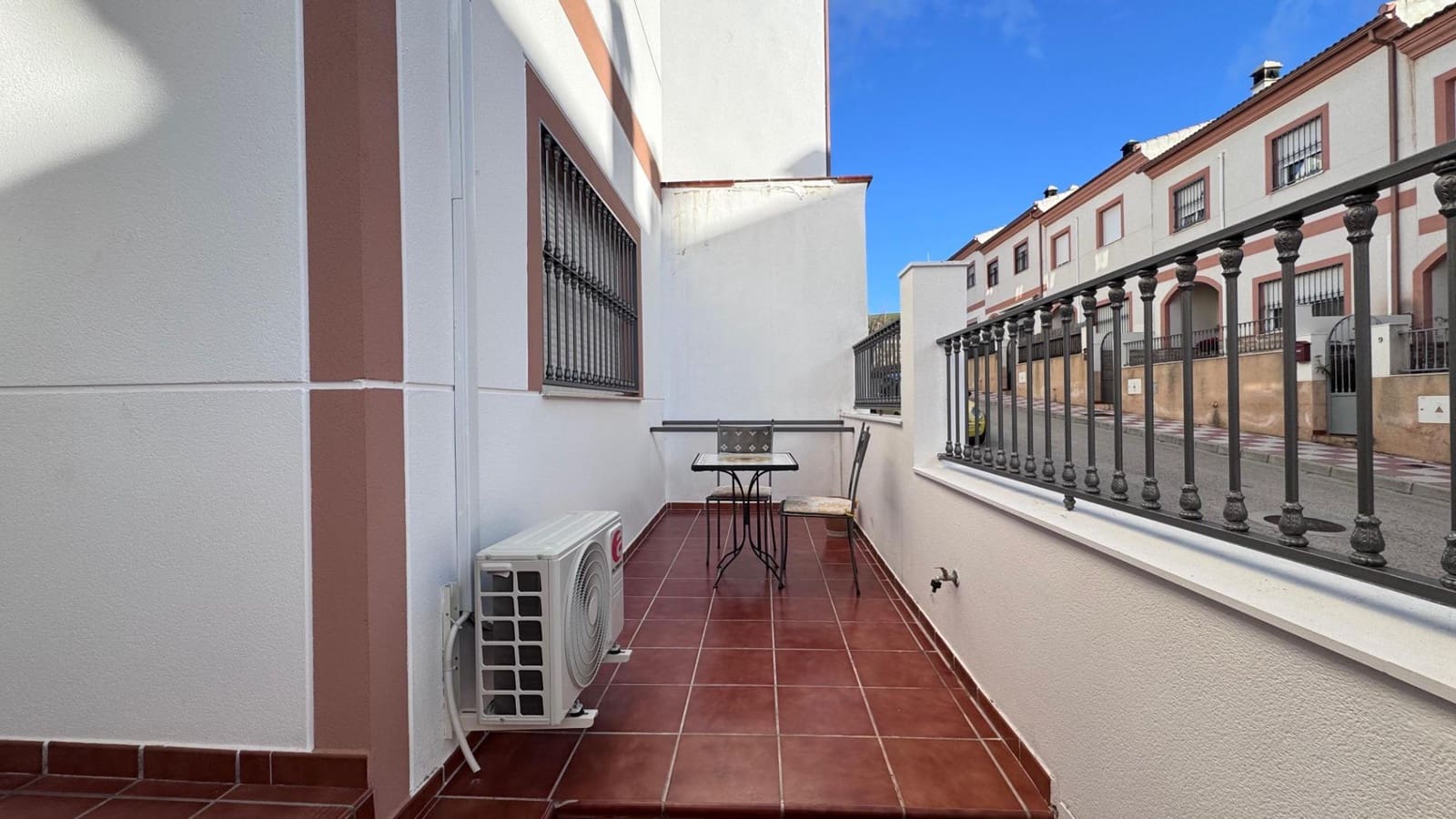 4 quarto Moradia Geminada para venda em Colmenar com piscina garagem - 269 000 € (Ref: 9535227)