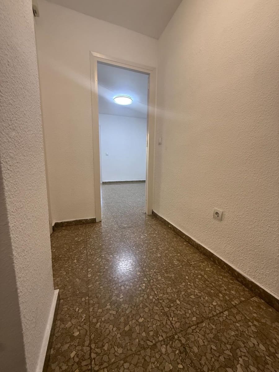 4 bedroom Flat for rent in Malaga city with garage - € 1,250 (Ref: 9541658)