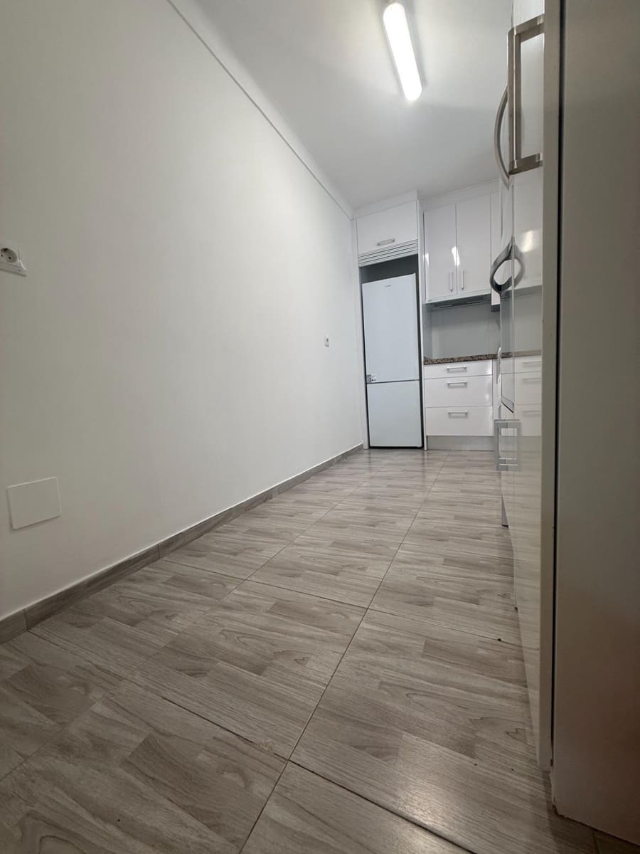 4 bedroom Flat for rent in Malaga city with garage - € 1,250 (Ref: 9541658)